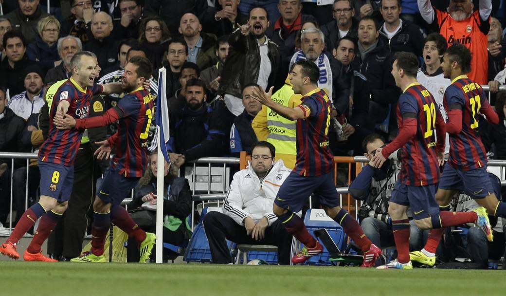 Xavi e Messi, autore dell&#39;assist, vanno ad abbracciare Iniesta. Ap